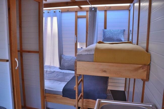 Houseboat Łabądź 1 na jeziorze Sasek Wielki domek na wodzie