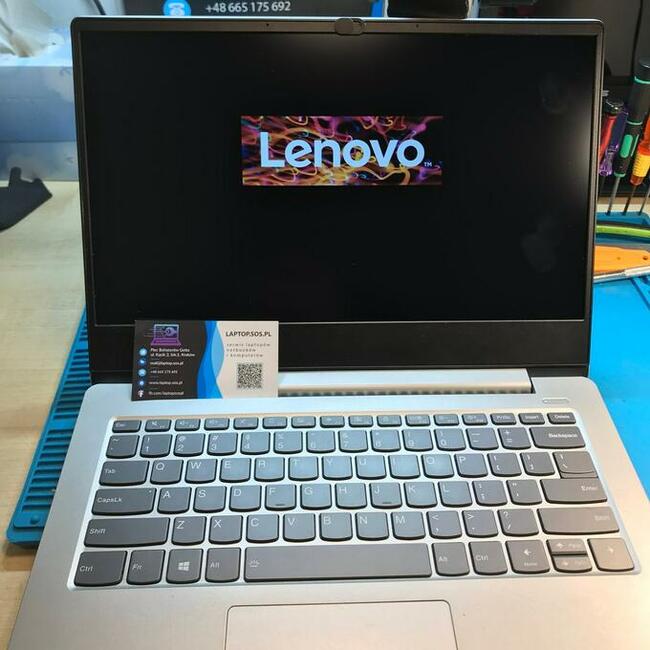 Błyski i pasy na ekranie laptopa? Usługa wymiany taśmy LCD