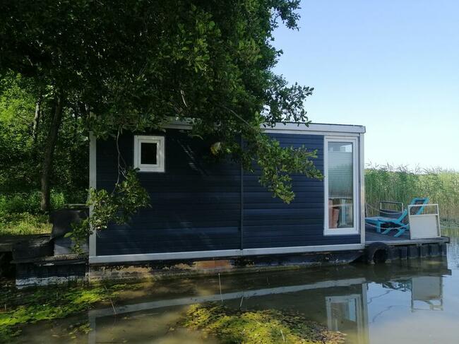 Houseboat Żuraw 2 na jeziorze Sasek Wielki domek na wodzie