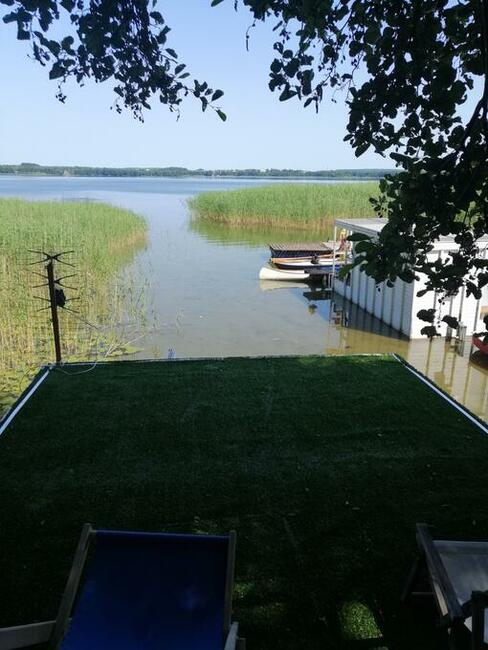Houseboat Żuraw 2 na jeziorze Sasek Wielki domek na wodzie