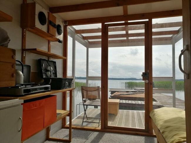 Houseboat Łabądź 1 na jeziorze Sasek Wielki domek na wodzie