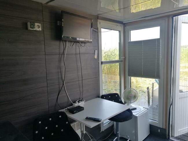 Houseboat Żuraw 2 na jeziorze Sasek Wielki domek na wodzie