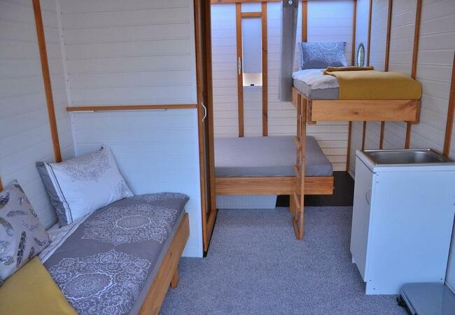 Houseboat Łabądź 1 na jeziorze Sasek Wielki domek na wodzie