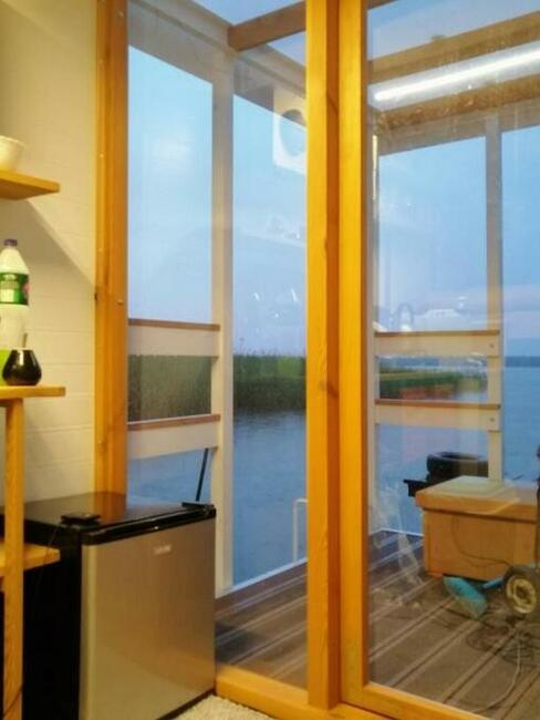 Houseboat Łabądź 1 na jeziorze Sasek Wielki domek na wodzie