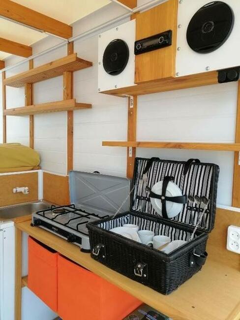 Houseboat Łabądź 1 na jeziorze Sasek Wielki domek na wodzie