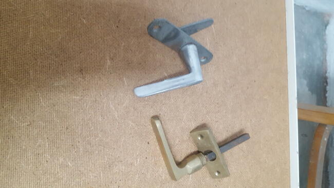 Zawiasy okienne , sufrygle okienne - stary typ