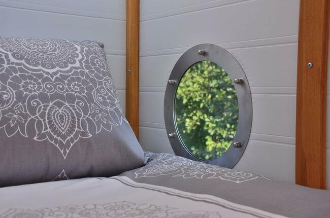 Houseboat Łabądź 1 na jeziorze Sasek Wielki domek na wodzie