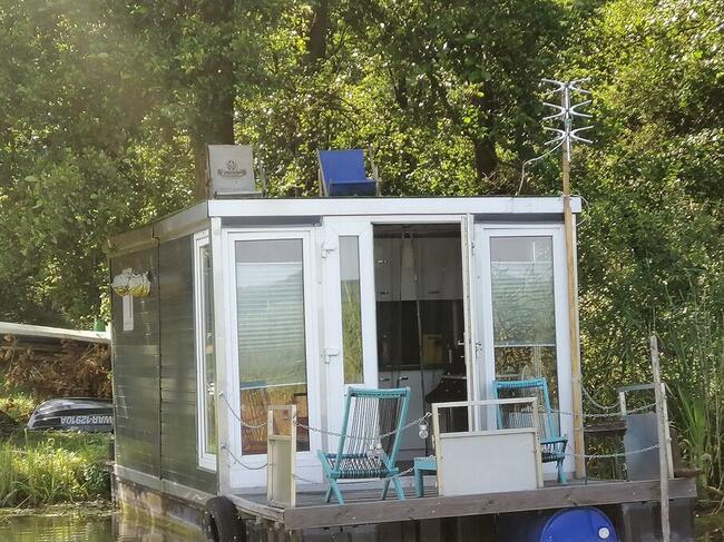 Houseboat Żuraw 2 na jeziorze Sasek Wielki domek na wodzie
