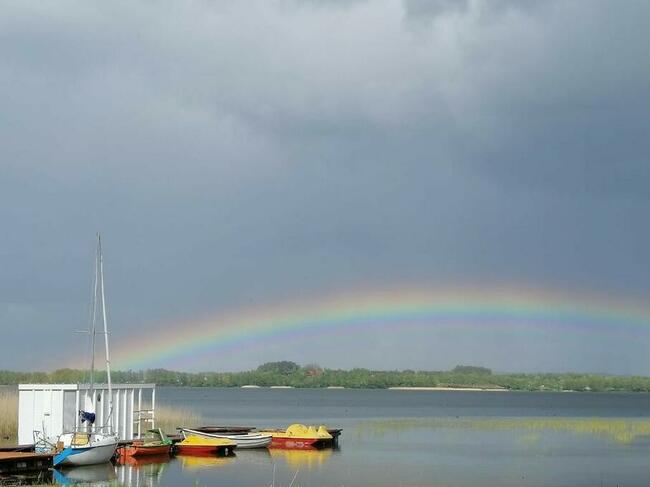 Houseboat Łabądź 1 na jeziorze Sasek Wielki domek na wodzie