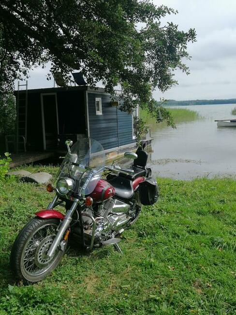 Houseboat Żuraw 2 na jeziorze Sasek Wielki domek na wodzie
