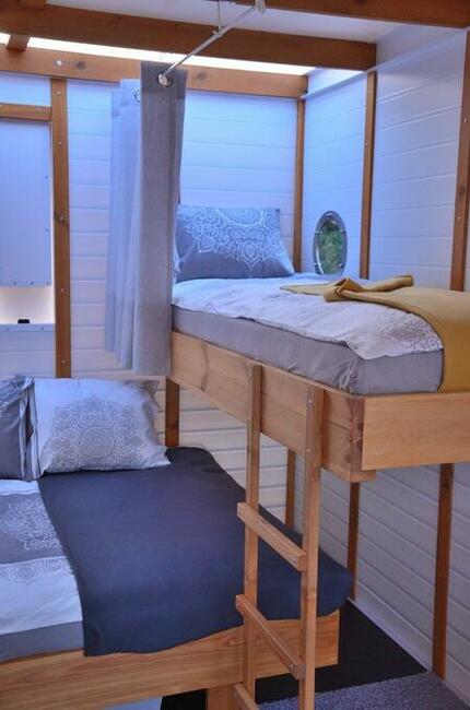 Houseboat Łabądź 1 na jeziorze Sasek Wielki domek na wodzie