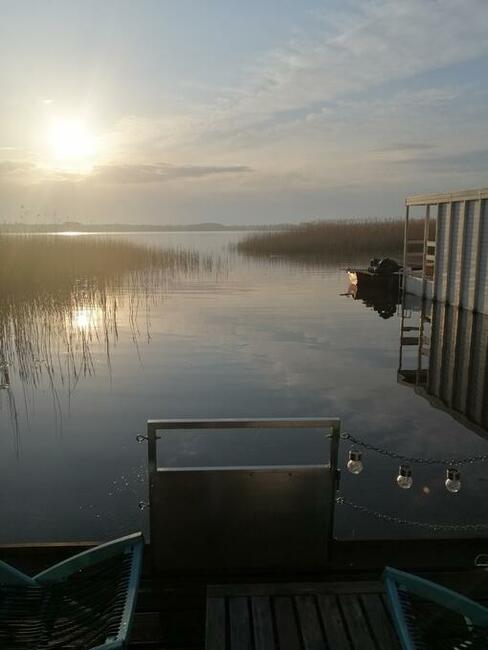 Houseboat Żuraw 2 na jeziorze Sasek Wielki domek na wodzie