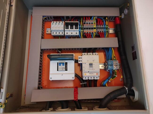 Doświadczony elektryk, osobiście wykonujący i projektujący i