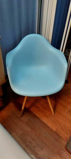 Krzesło z oparciem i podłokietnikami, niebieskie.