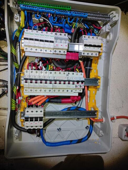 Doświadczony elektryk, osobiście wykonujący i projektujący i