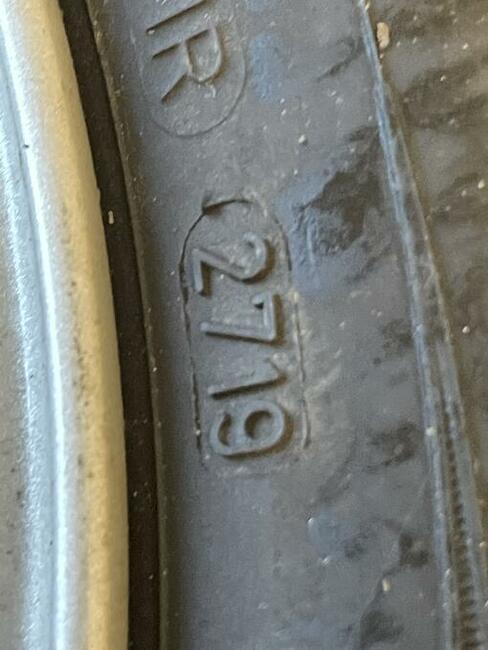 Komplet oryginalnych kół zimowych na aluminiowych felgach