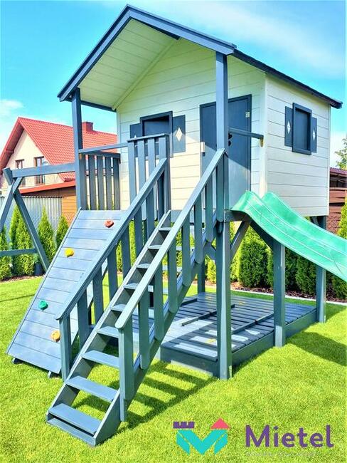 Wspaniały drewniany plac zabaw z huśtawkami