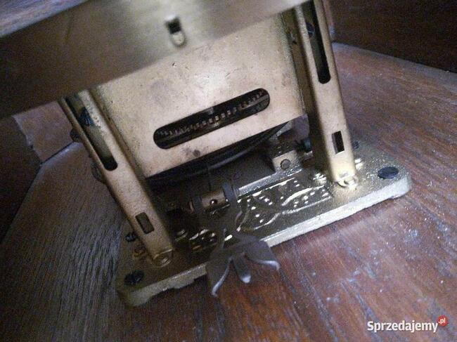 Zegar wiszący skrzynkowy