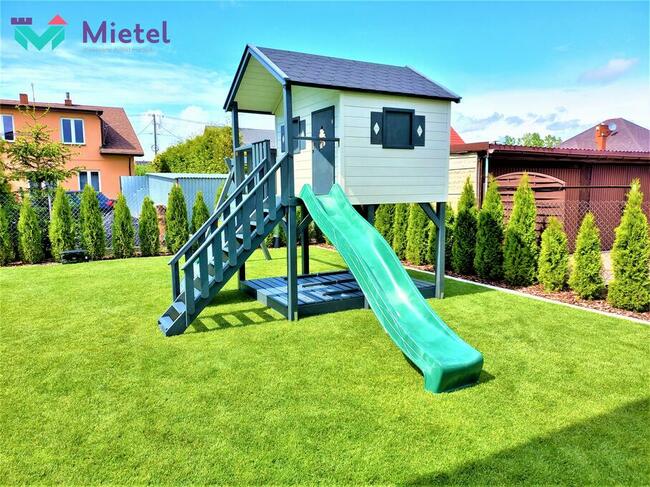 Wspaniały drewniany plac zabaw z huśtawkami