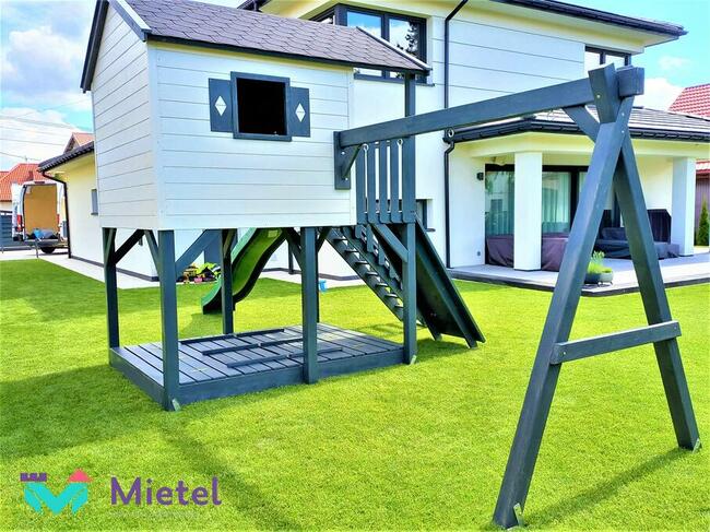 Wspaniały drewniany plac zabaw z huśtawkami