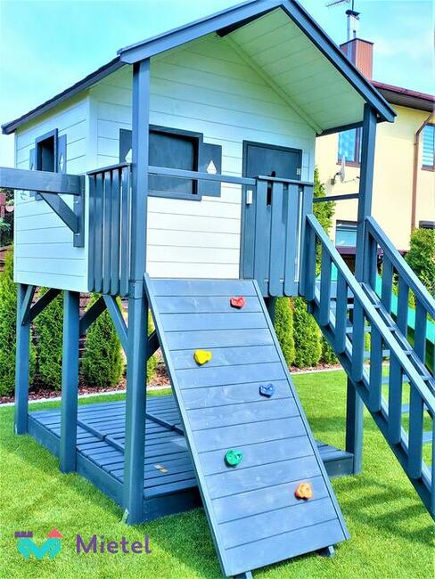 Wspaniały drewniany plac zabaw z huśtawkami