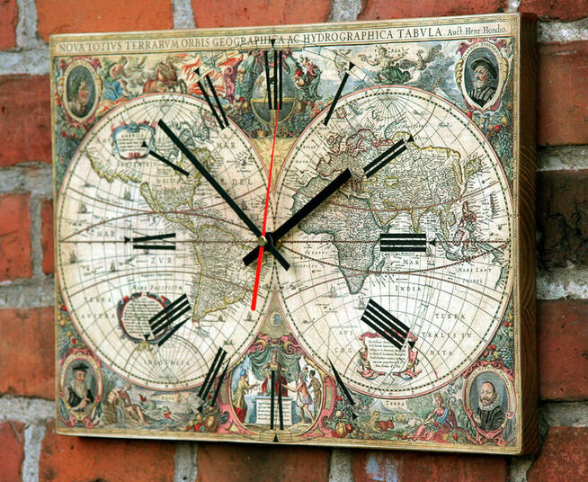 Zegar na desce ze starą mapą świata