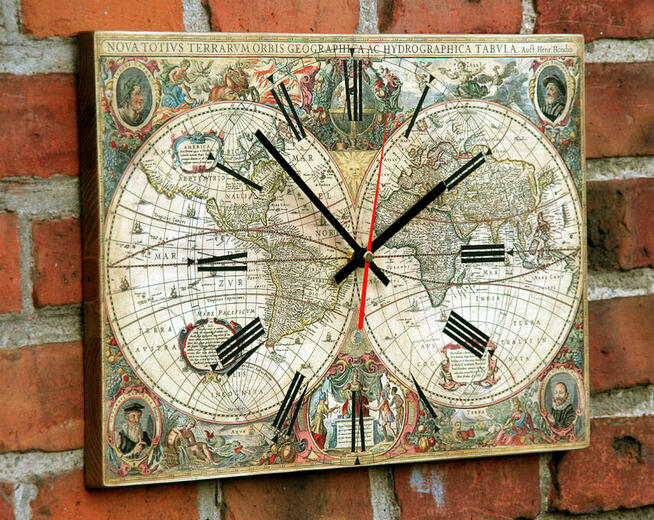 Zegar na desce ze starą mapą świata