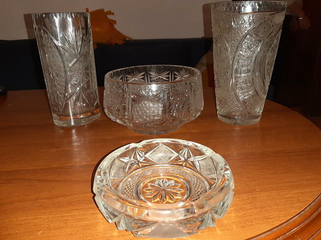 Kryształowe flakony, owocarka i popielnica.