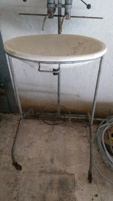 Stary zlew z pojemnikami