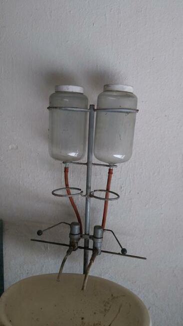 Stary zlew z pojemnikami