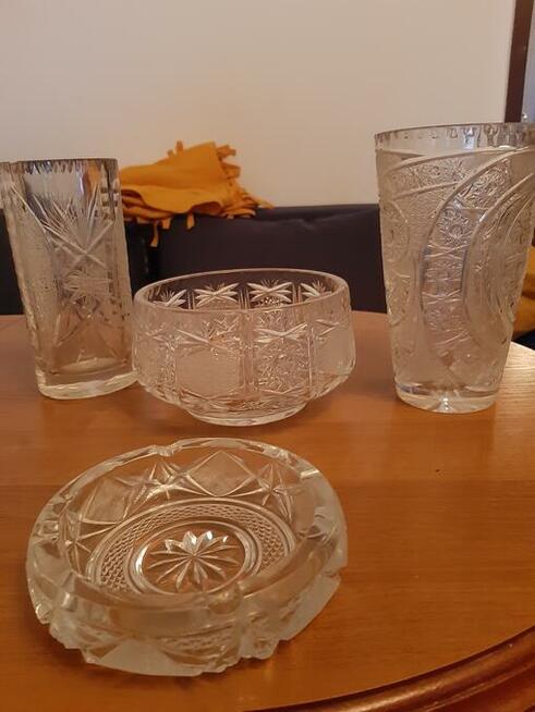 Kryształowe flakony, owocarka i popielnica.