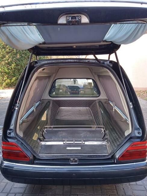 Karawan pogrzebowy-wloska zabudowa