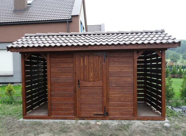 Mały domek z drewutnią