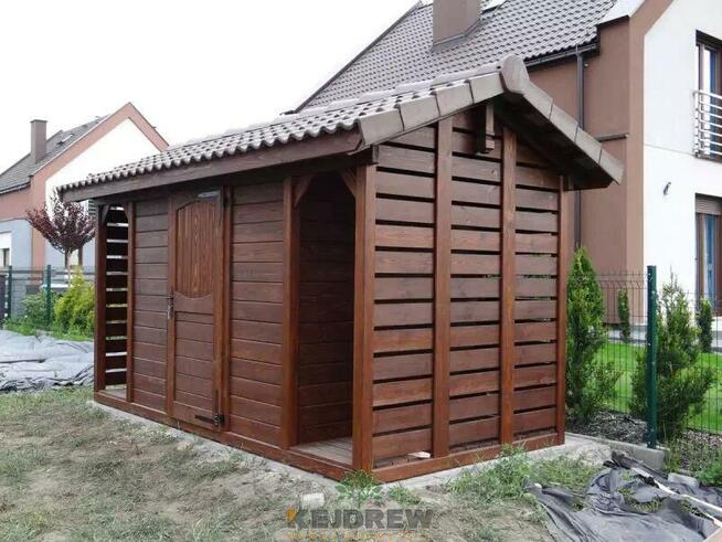 Domek + drewutnia kryta dachówką