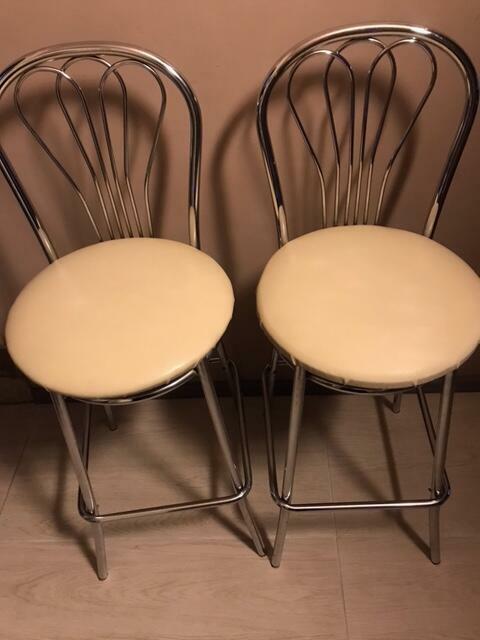 Sprzedam dwa hokery Venus Wood Chrome z kremowym, siedziski