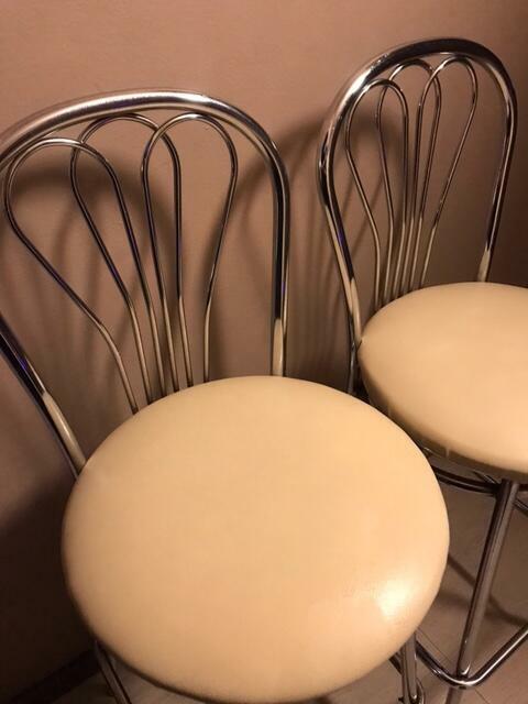 Sprzedam dwa hokery Venus Wood Chrome z kremowym, siedziski
