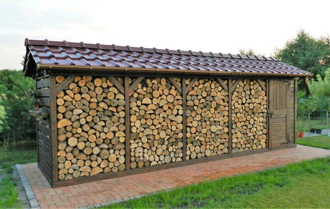 Drewutnia prosta z dachem dwuspadowym pod dachówkę