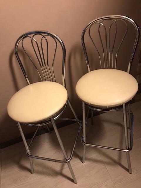 Sprzedam dwa hokery Venus Wood Chrome z kremowym, siedziski