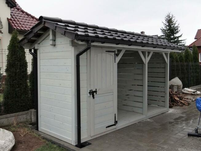 Drewutnia prosta z dachem dwuspadowym pod dachówkę