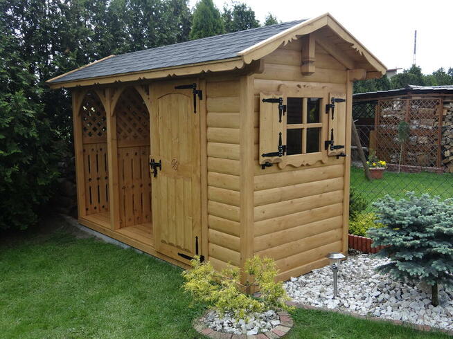 Drewutnia prosta z dachem dwuspadowym pod dachówkę