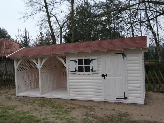 Drewutnia ozdobna z dwuspadowym dachem pod dachówkę