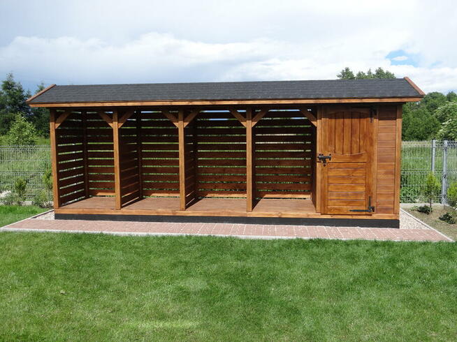 Drewutnia prosta z dachem dwuspadowym pod dachówkę