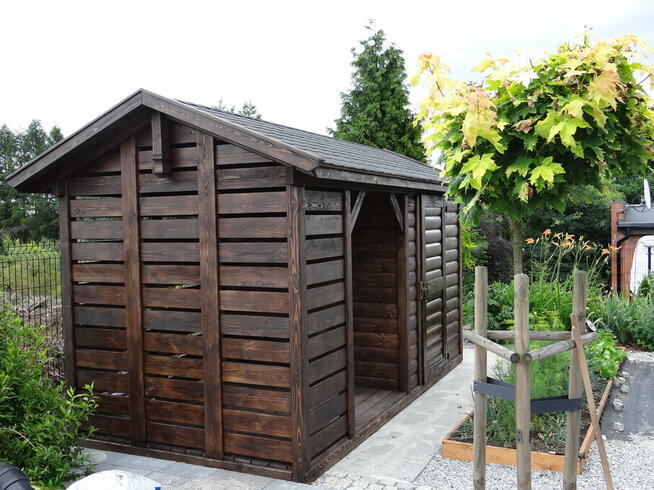 Mały domek z drewutnią