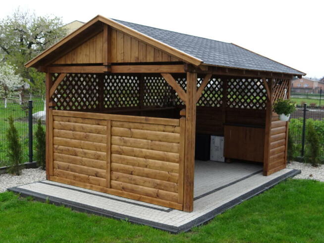 Domek + drewutnia kryta dachówką