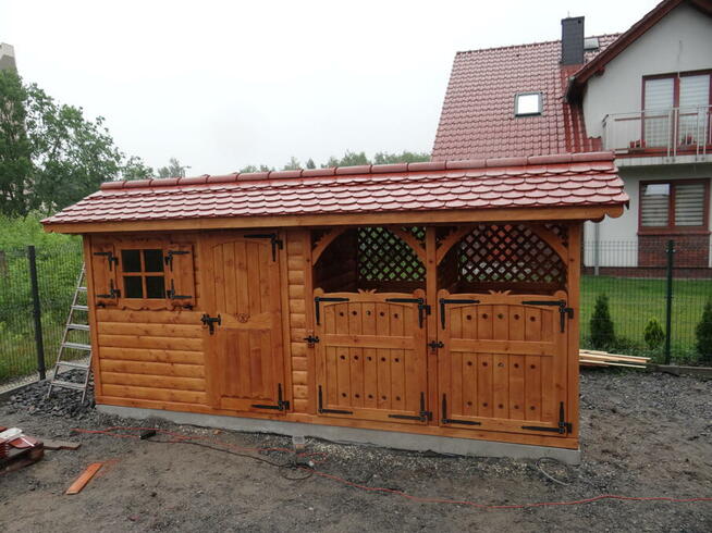 Drewutnia ozdobna z dwuspadowym dachem pod dachówkę