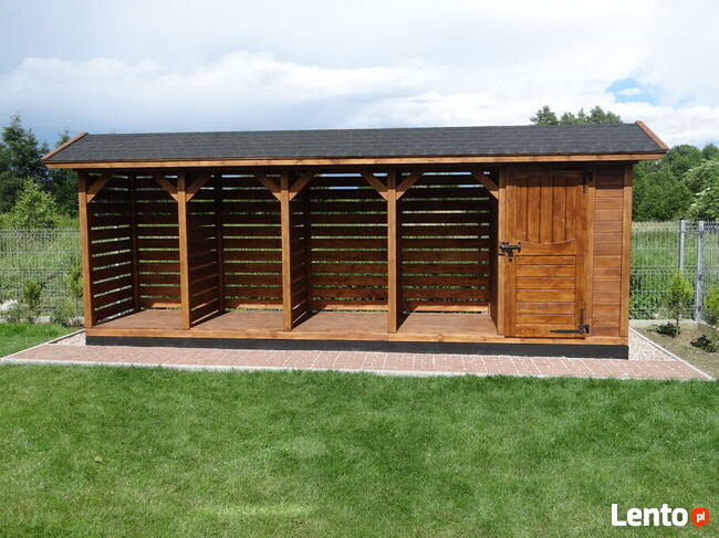 Mały domek z drewutnią