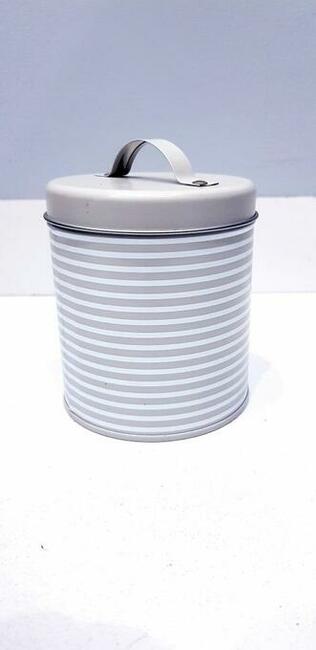 Metalowy pojemnik do przechowywania