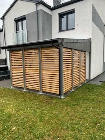 ZABUDOWY PRZYDOMOWA Z ŻALUZJAMI RUCHOMYMI