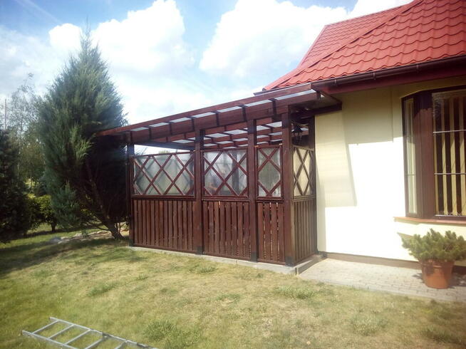 ZABUDOWY PRZYDOMOWA Z ŻALUZJAMI RUCHOMYMI