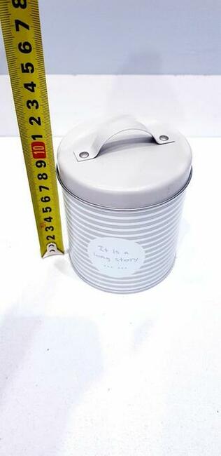 Metalowy pojemnik do przechowywania